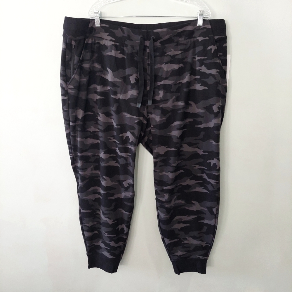 Athleta Triumph Printed Joggers 3X black gray camo camouflage pattern pockets